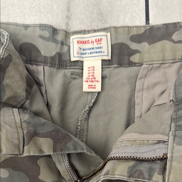 GAP Khaki Camouflage Shorts - Picture 2 of 4